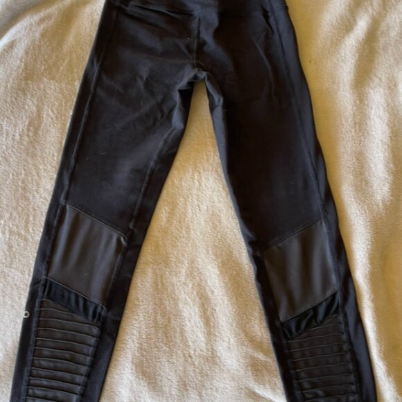 Alo yoga black ribbed pattern biker style legging - Picture 3 of 4